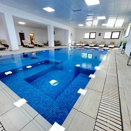 Hotel Class Brezoi Buitenkant foto