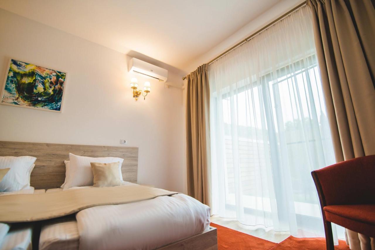 Hotel Class Brezoi Buitenkant foto