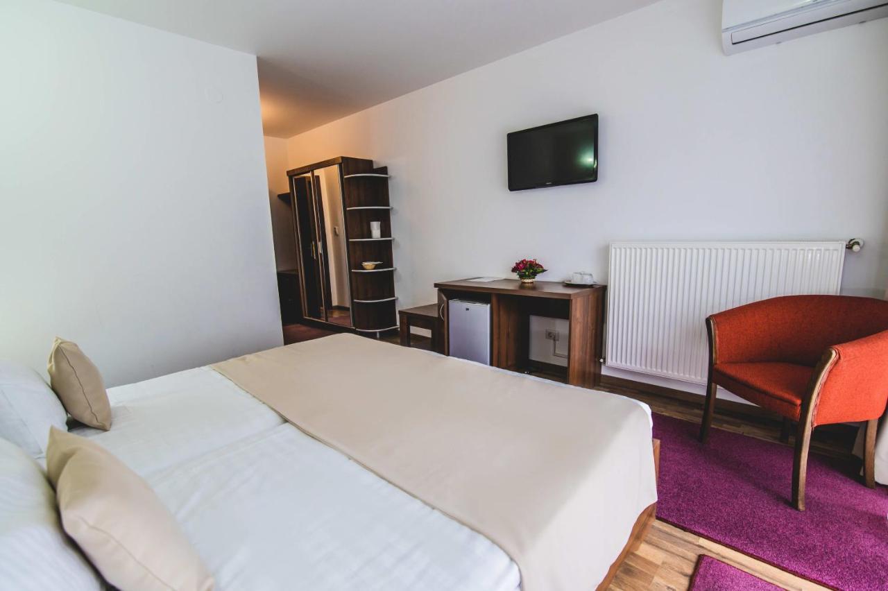 Hotel Class Brezoi Buitenkant foto