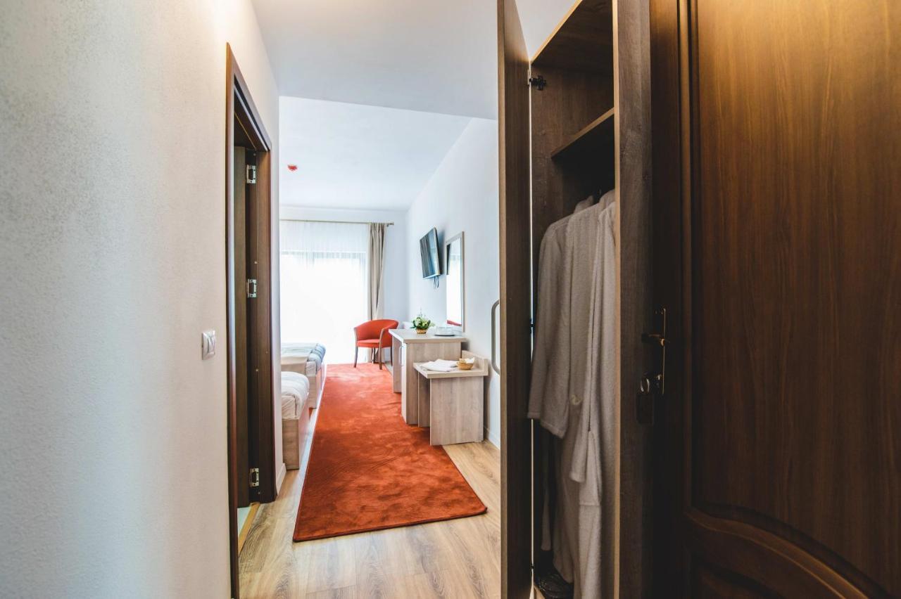 Hotel Class Brezoi Buitenkant foto