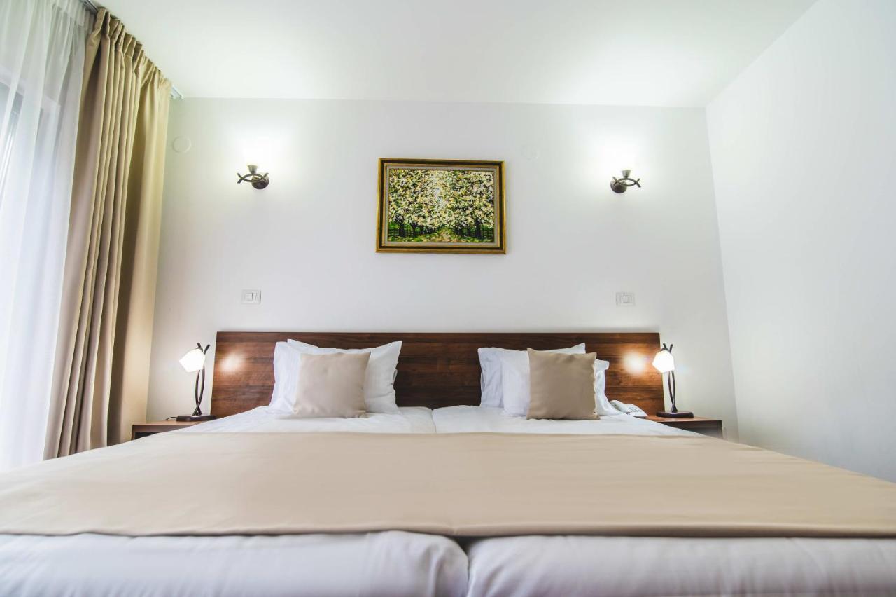 Hotel Class Brezoi Buitenkant foto