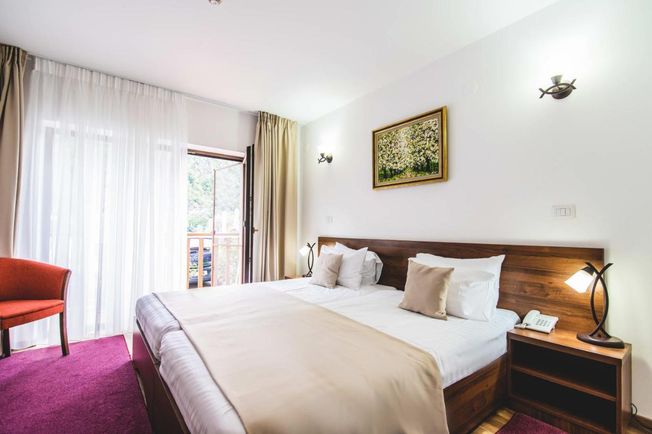 Hotel Class Brezoi Buitenkant foto