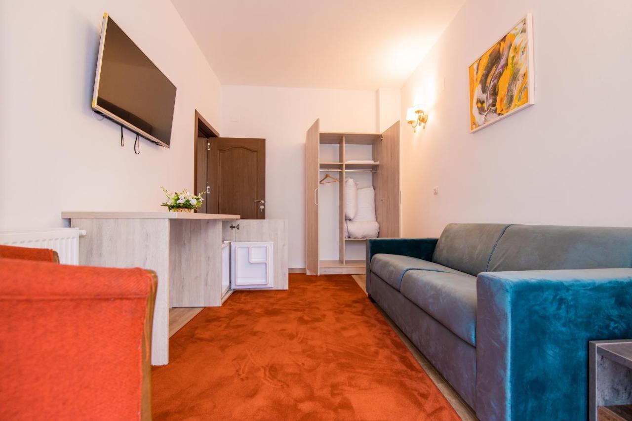 Hotel Class Brezoi Buitenkant foto