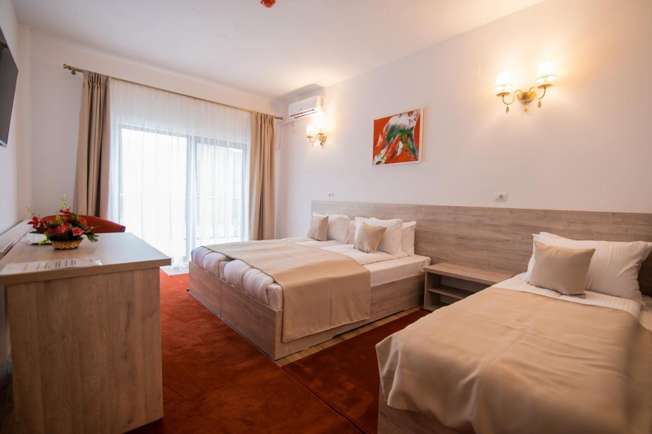 Hotel Class Brezoi Buitenkant foto